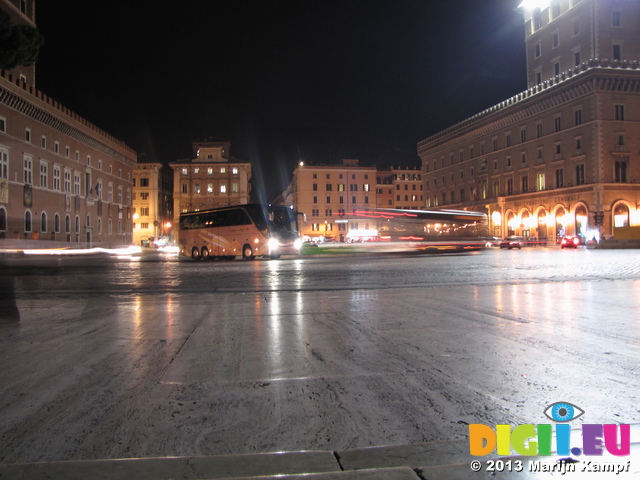 SX31946 Traffic in front of Altare della Patria at night